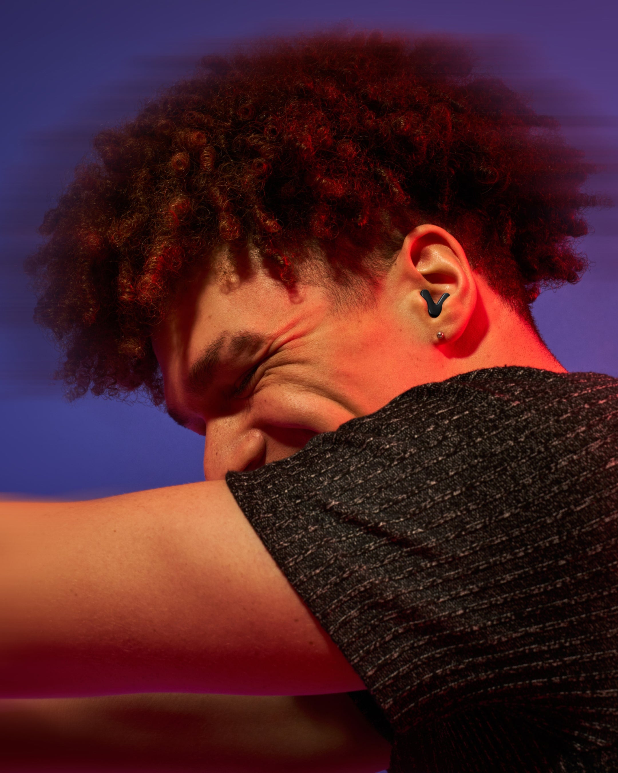 Man met tune tijdens het feesten